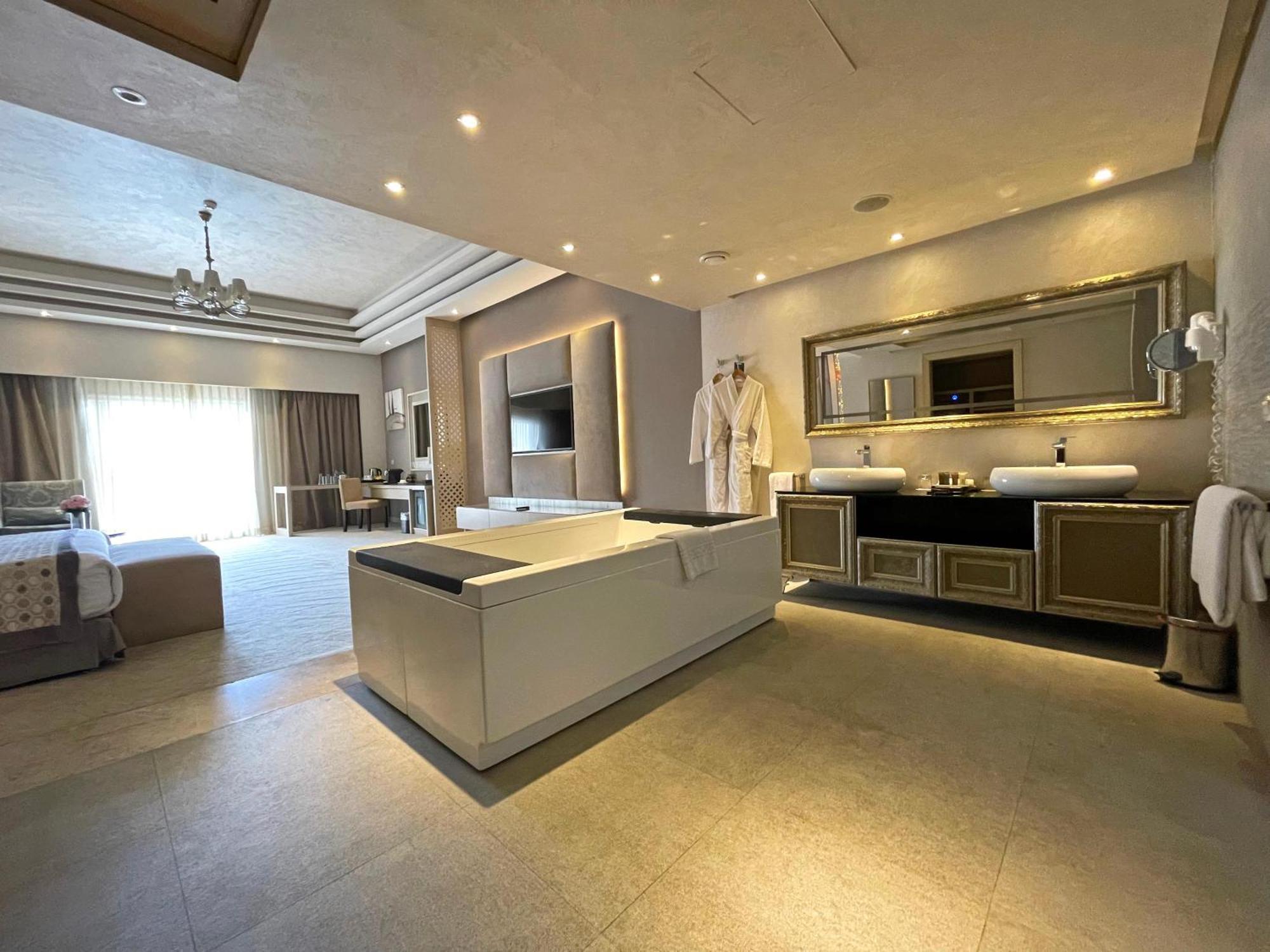 فندق وسبا بريمير رومانس بوتيك  الغردقة المظهر الخارجي الصورة A bathroom at the hotel