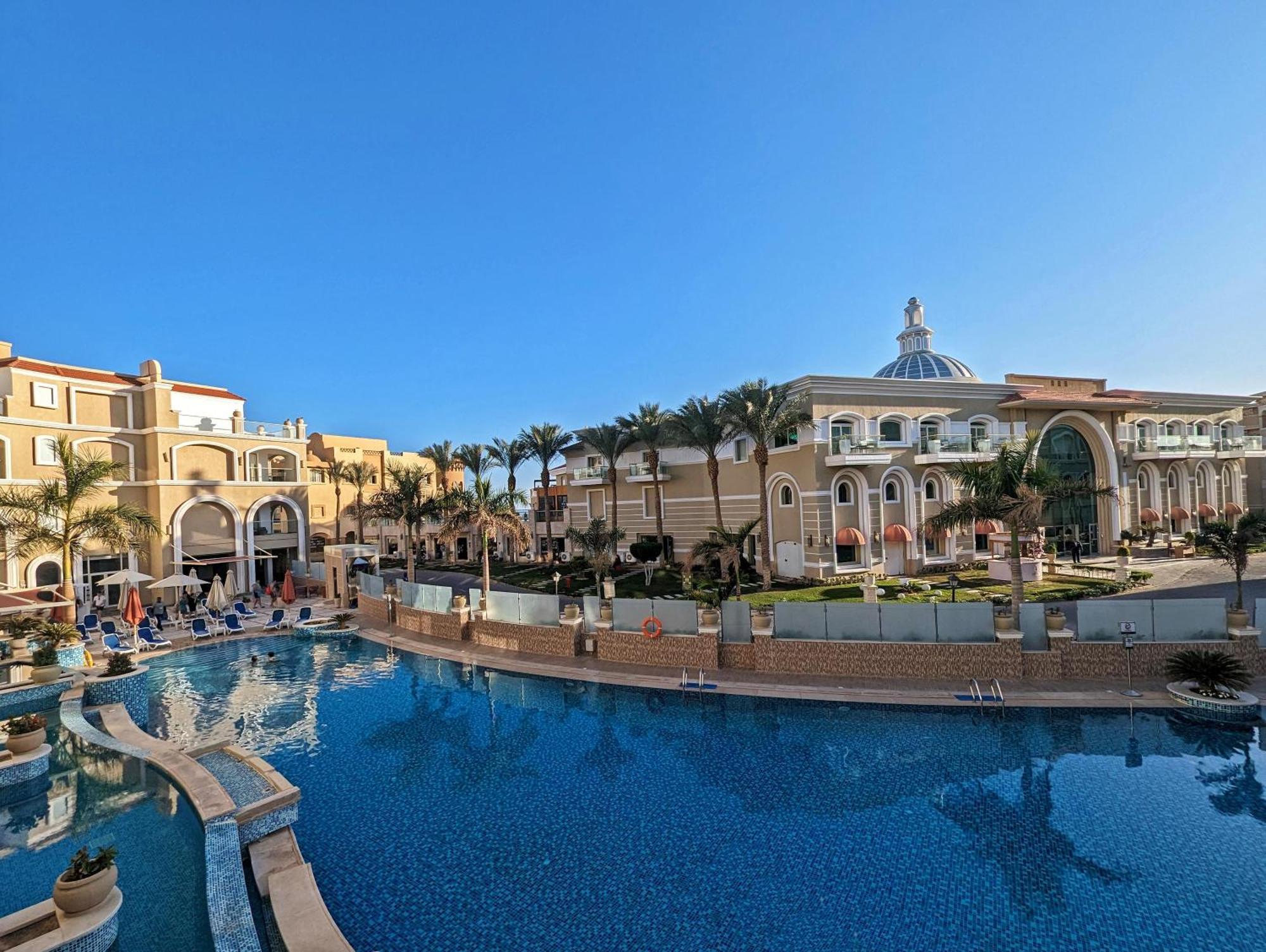 فندق وسبا بريمير رومانس بوتيك  الغردقة المظهر الخارجي الصورة The resort's main pool